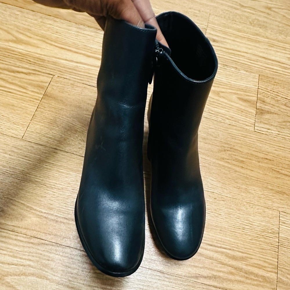 Tory Burch
HEELED BLACK ANKLE LEATHER BOOT - Picture 2 of 14